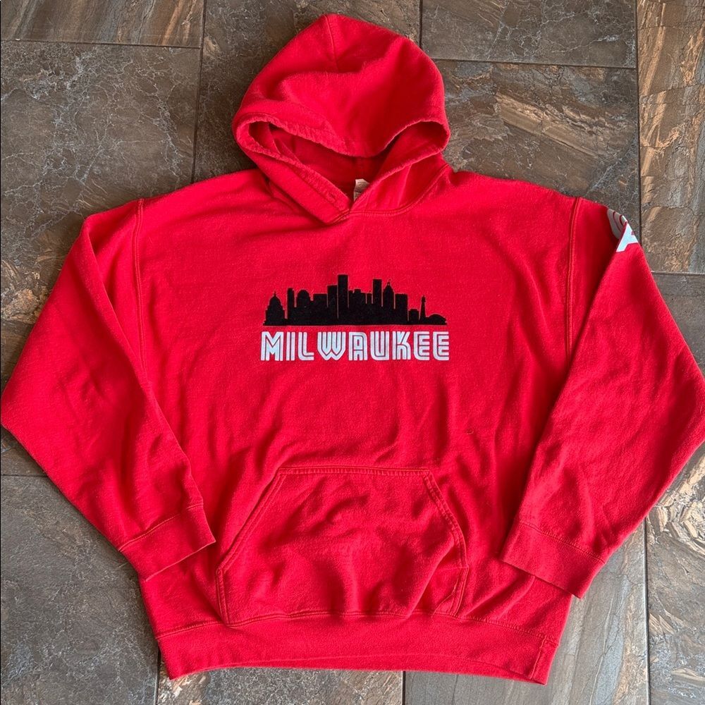 Retro Milwaukee Red skyline Hoodie with kangaroo pocket size LG